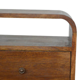 Table de chevet incurvée en bois naturel massif.