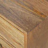 Opter pour ce meuble d'appoint rustique dans votre chambre à coucher.