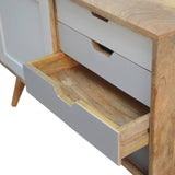 Petite commode en boit brut avec des finitions design.