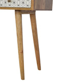 Meuble secrétaire design en bois de manguier design scandinave coloris bois naturel avec les façades de tiroirs sérigraphiés géométriques. 