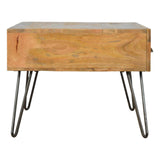 Table basse en manguier de style industriel avec des lignes épurées teinte claire.