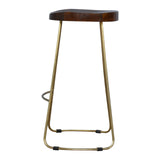 Tabouret de bar avec des pieds en métal et l'assise en bois de manguier massif design scandinave.
