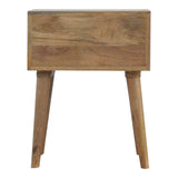 Un espace de rangement pour chambre à coucher très fonctionnel en bois massif.