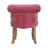Chaise avec une assise confortable en velours rose. 