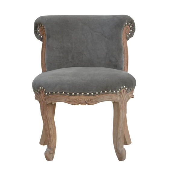 Chaise en velours de couleur gris fabriquée à la main en bois massif. 
