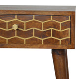 Table d'appoint spéciale loft avec des motifs abstraits en façade de son tiroir en manguier massif.