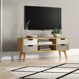Meuble tv design scandinave en manguier massif de forme rectangulaire avec des teintes nuances de gris et un piétement en bois de forme oblique style nordique. 