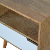 Table de nuit design et contemporaine en complément d'un lit en bois.