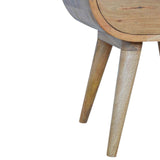 Design en bois, une petite table d'appoint parfaite pour accompagner votre canapé d'angle.