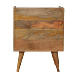 Petit meuble fabriqué en bois brut utilisable comme table d'appoint. 