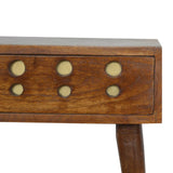 Table d'appoint en bois brut exotique teinte marron.