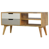 Harmonisez ce meuble TV en bois de manguier avec une table d'appoint de la même forme en bois pour donner un look contemporain.
