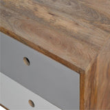 Table de chevet de style scandinave avec des lignes épurées simple et design. 