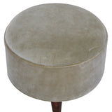 Pouf en velours coloris gris de style scandinave avec une finition bois de noyer massif.