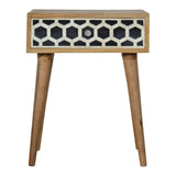 Petit meuble de rangement en bois brut design pour chambre à coucher.