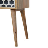 Mobilier en bois massif avec des lignes épurées.