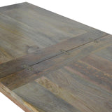 Table à manger rustique fabriquer à partir de bois naturel brut.