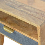 Chevet ou table d'appoint en bois naturel pour chambre à coucher ou salon.